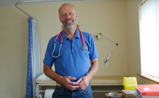O médico Richard Scott, denunciado por orar com pacientes corria o risco de perder sua licença profissional. (Foto: Reprodução/Christian Headlines)