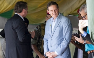 Prefeito do Rio de Janeiro, Marcelo Crivella, com o presidente Jair Bolsonaro na Vila Militar, no Rio de Janeiro. (Foto: Celso Pupo/Fotoarena/Folhapress)