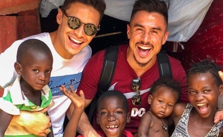 Os jogadores do Palmeiras, Willian e Raphael Veiga, visitaram a base da ONG Baluarte. (Foto: ONG Baluarte)