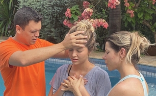 Lyandra Mota Costa, filha do cantor Leandro, foi batizada no último sábado (15). (Foto: Reprodução/Instagram)
