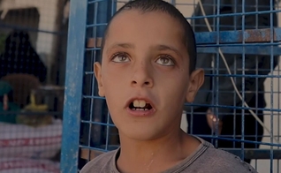 Menino filho de jihadista do Estado Islâmico ameaça repórter de TV inglesa. (Foto: Reprodução/Sky News)