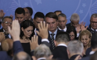 O presidente Jair Bolsonaro e a primeira-dama Michelle participam de um culto de ação de graças no Palácio do Planalto. (Foto: Reprodução/EBC)