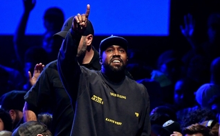Kenye West em apresentação do álbum “Jesus is King”. (Foto: Reprodução/WSJ)