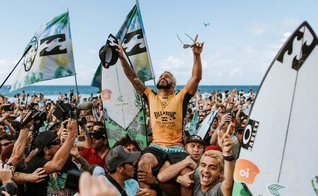 Ítalo Ferreira após vencer o campeonato mundial de surfe. (Foto: Divulgação/WSL)
