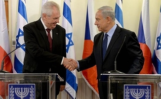 O primeiro-ministro Benjamin Netanyahu aperta as mãos do presidente tcheco Milos Zeman no gabinete do primeiro-ministro em Jerusalém. (Foto: Kobi Gideon / GPO / Flash90)