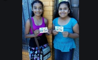 Crianças mostram folheto com mensagem cristã. (Foto: Reprodução/MNN)