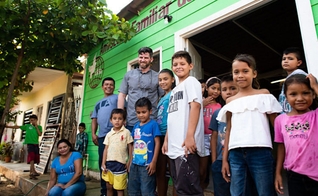 Jesús, ex-presidiário, serve com sua família em um centro de café da manhã em Mazatlan, no México. (Foto: Samaritan's Purse)