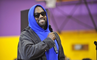 Kanye West celebrou um ano do Sunday Service com moradores de rua, em Los Angeles. (Foto: Valerie Goodloe/L.A. Sentinel)