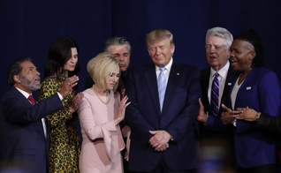 Líderes evangélicos oram pelo presidente Donald Trump na Igreja El Rey Jesús, em Miami. (Foto: AP/Lynne Sladky)