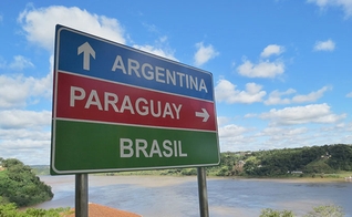 Placa indicativa dos países da Tríplice Fronteira. (Foto: Reprodução/Pinterest)