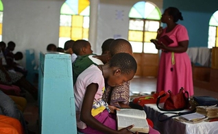 Crianças africanas leem a Bíblia. (Foto: Reprodução/Childcare Worldwide)