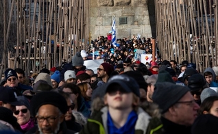 : Marcha sobre a ponte do Brooklyn no domingo, 5 de janeiro, protesta contra ataques antissemitas em NY. (Foto: Reprodução/Eduardo Munoz Alvarez)
