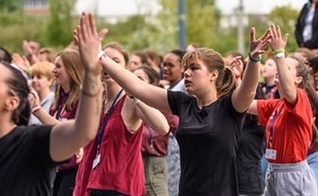 Evangélicos durante culto, na França. (Foto: Reprodução/Noticia Cristiana)