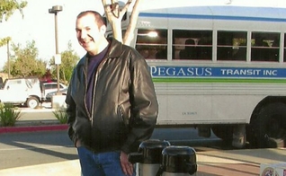 As pessoas que passam no ponto de ônibus se tornaram a segunda congregação do pastor David. (Foto: AG News)
