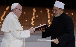 Papa Francisco e o Sheik Ahmed el-Tayeb, o grande imã de Al-Azhar do Egito, trocaram uma declaração conjunta sobre “fraternidade humana” em 2019. (Foto: AP Photo/Andrew Medichini)