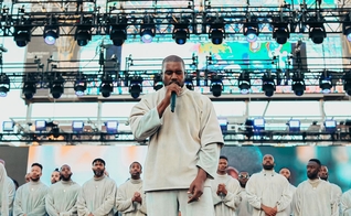 Kanye West compartilhou seu testemunho na conferência Awaken 2020, no estádio Sun Devil, em Arizona. (Foto: Awaken 2020)