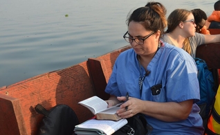 Missionária médica se locomove até ilha para atender pacientes, em Angola. (Foto: Reprodução / Calvary Chapel Entebbe)