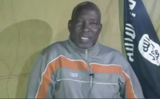 Lawan Andimi no cativeiro após ter sido sequestrado pelo Boko Haram. (Foto: Reprodução/Faithwire)