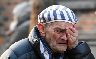 Sobrevivente chora no campo de concentração de Auschwitz, na Polônia, nesta segunda-feira (27), durante cerimônia que lembra os 75 anos da libertação. (Foto: Jakub Porzycki/Agência Gazeta via Reuters)