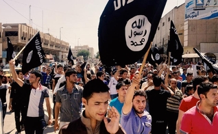 Apoiadores do grupo terrorista Estado Islâmico. (Foto: Reprodução/CBN News)