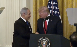 Trump durante anúncio do plano de paz, ao lado de Benjamin Netanyahu. (Foto: Reprodução/ Daily Mail)