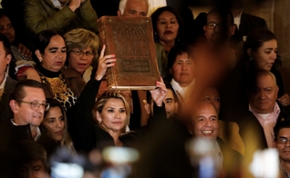 Senadora Jeanine Anez segura a Bíblia após se declarar presidente interina da Bolívia. (Foto: Reuters/Marco Bello)
