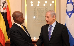 Presidente de Uganda, Yoweri Museveni, com o primeiro-ministro de Israel, Benjamin Netanyahu, em 2011. (Foto: Prime Minister of Israel)