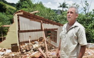 O aposentado Getúlio Bolzan perdeu a casa em um deslizamento de terra, mas viveu um livramento. (Foto: Fernando Madeira/A Gazeta)