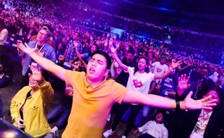 Movimento de oração entre jovens nas Filipinas. (Foto: Reprodução/Facebook)