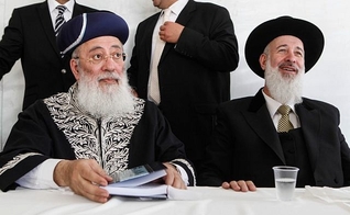 Rabino-chefe sefardita, Shlomo Amar, e rabino-chefe asquenazita, Yona Metzger, no Muro das Lamentações em 2012. (Foto: Uri Lenz/Flash90)