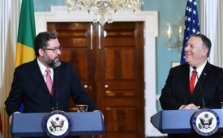 O ministro das Relações Exteriores, Ernesto Araújo, e o secretário de Estado americano, Mike Pompeo, em uma entrevista coletiva em Washington. (Foto: Mandel Ngan / AFP)