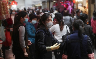 Pessoas usam máscaras protetoras em mercado em Hong Kong. (Foto: AP)