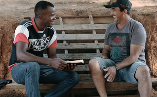 Sandro Pereira divide sua rotina entre o trabalho na roça e estudos bíblicos. (Foto: Igreja Adventista do Sétimo Dia)