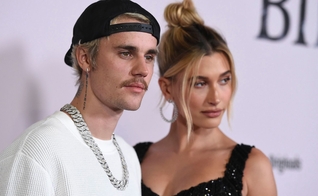 Justin Bieber ao lado da esposa, Hailey Bieber. (Foto: Jordan Strauss/Invision/AP/Shutterstock)