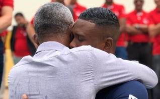 Weldes entrou na água após o filho ser batizado e o abraçou emocionado. (Foto: Luciano Salviano)