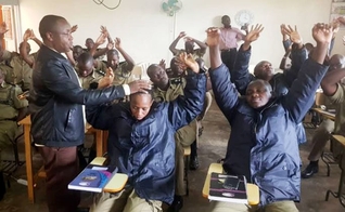 Policiais seniores encontram esperança em Cristo durante treinamento. (Foto: Reprodução/UGCN)
