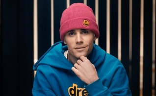 Imagem do cantor no documentário 'Justin Bieber: Seasons'. (Foto: YouTube Originals)