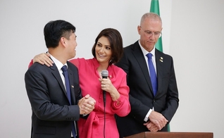 Juliano Son ao lado da primeira-dama Michelle Bolsonaro e do embaixador israelense Yossi Shelley. (Foto: Pátria Voluntária)