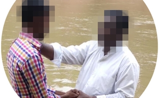 Ex-hindu sendo batizados nas águas após entregar sua vida a Jesus. (Foto: Reprodução/Biglife)