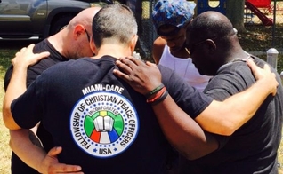 Policiais oram juntos e pelas pessoas nas ruas. (Foto: Reprodução/God Reports)