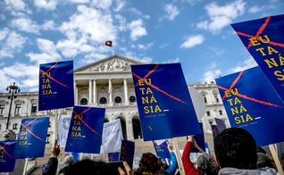 Manifestantes contra a descriminalização da eutanásia em frente ao parlamento português na quinta-feira (20). (Foto: Patricia de Melo Moreira / AFP – Getty)