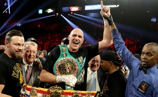 Tyson Fury agradece a Deus pela vitória. (Foto: Reprodução/Getty)