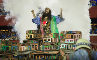Desfile da Mangueira na Sapucaí usou a figura de Jesus Cristo. (Foto: Júlio César Guimarães/UOL)