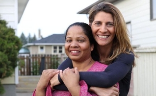 Asia Bibi (à esquerda) com a jornalista francesa Anne-Isabelle Tollet. (Foto: Reprodução/Twitter)