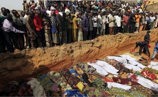 Cristãos fazem enterro coletivo de vítimas de terroristas islâmicos na Nigéria. (Foto: Reprodução/Christian Today)