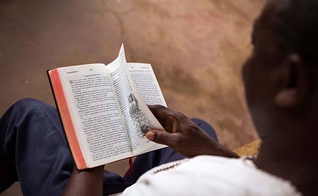 Homem passa a ser cristão e lê a Bíblia. (Foto: Reprodução/Rodney Ballard)