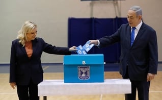 Benjamin Netanyahu, e sua esposa, Sara, votaram nas eleições legislativas de Israel nesta segunda-feira (2). (Foto: Atef Safadi/AP)