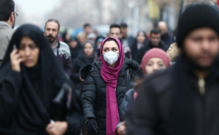 População de Teerã usa máscara como prevenção contra coronavírus. (Foto: Nazanin Tabatabaee/Reuters)