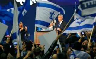 Benjamin Netanyahu, ao lado de sua mulher, Sara, durante discurso da vitória para seus aliados. (Foto: Gil Cohen-Magen / AFP)  