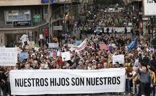 Imagem da marcha dos pais em Múrcia, em 29 de fevereiro. (Foto: Reprodução/CEMU)